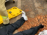 Motociclista é socorrido pelo Siate após colidir contra entulhos no Bervely Falls Park