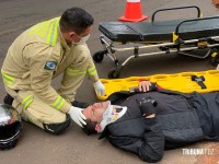 Motociclista é socorrido pelo Siate após colidir contra entulhos no Bervely Falls Park