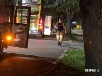 Unidade de Cães de Serviço (K9) do CHOQUE realizam abordagens a ônibus na Av. Costa e Silva