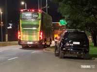 Unidade de Cães de Serviço (K9) do CHOQUE realizam abordagens a ônibus na Av. Costa e Silva