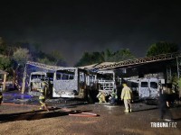 Oito ônibus pegam fogo e mobiliza o Corpo de Bombeiros de Hernadárias e Ciudad Del Este, no Paraguai