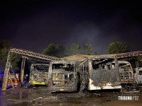 Oito ônibus pegam fogo e mobiliza o Corpo de Bombeiros de Hernadárias e Ciudad Del Este, no Paraguai