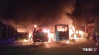 Oito ônibus pegam fogo e mobiliza o Corpo de Bombeiros de Hernadárias e Ciudad Del Este, no Paraguai