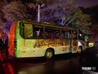 Oito ônibus pegam fogo e mobiliza o Corpo de Bombeiros de Hernadárias e Ciudad Del Este, no Paraguai