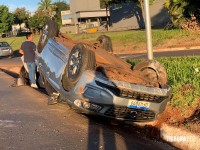 Um dos veículo mais seguros do mundo capota na BR-277 em Foz do Iguaçu