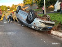 Um dos veículo mais seguros do mundo capota na BR-277 em Foz do Iguaçu