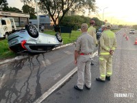 Um dos veículo mais seguros do mundo capota na BR-277 em Foz do Iguaçu