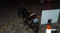 Policiais militares da CIA de Turismo prendem duas pessoas que furtaram moto para trocar por drogas durante a madrugada