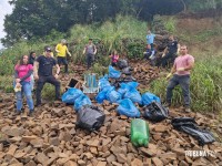 Voluntários retiram 500 quilos de lixo das encostas dos rios Iguaçu e Paraná