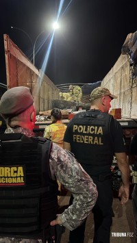 PF, RFB, FN, BOPE e BM apreendem carreta com 3,2 toneladas de maconha na Ponte da Amizade