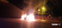 Bombeiros intervém em incêndio a veículo no final da Av. General Meira