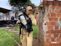 Imóvel abandonado e usado por moradores de rua é incendiado no Bairro Campos do Iguaçu