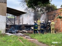 Imóvel abandonado e usado por moradores de rua é incendiado no Bairro Campos do Iguaçu