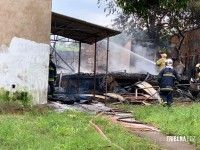 Imóvel abandonado e usado por moradores de rua é incendiado no Bairro Campos do Iguaçu