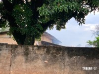 Imóvel abandonado e usado por moradores de rua é incendiado no Bairro Campos do Iguaçu