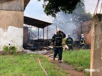 Imóvel abandonado e usado por moradores de rua é incendiado no Bairro Campos do Iguaçu