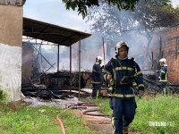 Imóvel abandonado e usado por moradores de rua é incendiado no Bairro Campos do Iguaçu