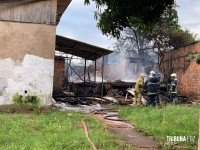 Imóvel abandonado e usado por moradores de rua é incendiado no Bairro Campos do Iguaçu