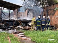 Imóvel abandonado e usado por moradores de rua é incendiado no Bairro Campos do Iguaçu