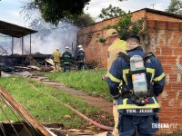 Imóvel abandonado e usado por moradores de rua é incendiado no Bairro Campos do Iguaçu