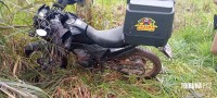 PM localiza moto escondida em uma área de mata no Bairro São Sebastião