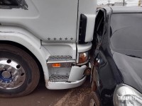 Veículo roda na pista e é atingido por carreta na BR-277 