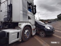 Veículo roda na pista e é atingido por carreta na BR-277 