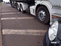 Veículo roda na pista e é atingido por carreta na BR-277 