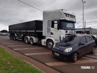 Veículo roda na pista e é atingido por carreta na BR-277 