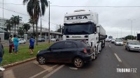 Veículo roda na pista e é atingido por carreta na BR-277 