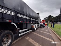 Veículo roda na pista e é atingido por carreta na BR-277 