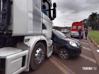 Veículo roda na pista e é atingido por carreta na BR-277 