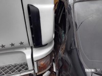 Veículo roda na pista e é atingido por carreta na BR-277 