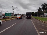 Veículo roda na pista e é atingido por carreta na BR-277 