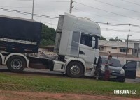 Veículo roda na pista e é atingido por carreta na BR-277 