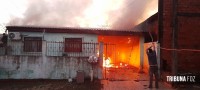 Casa é destruída pelo fogo no Porto Meira