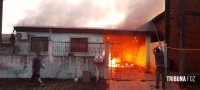 Casa é destruída pelo fogo no Porto Meira