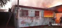 Casa é destruída pelo fogo no Porto Meira