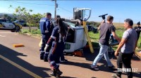 Bombeiros socorrem mulher após capotamento de veículo no Bairro Ipê