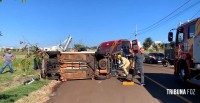 Bombeiros socorrem mulher após capotamento de veículo no Bairro Ipê