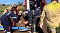 Bombeiros socorrem mulher após capotamento de veículo no Bairro Ipê