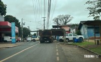 Caminhão caçamba derruba poste de energia e deixa parte do Bairro Porto Belo sem luz