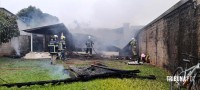 Casa é destruída pelo fogo na Vila Adriana I