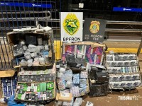 Policia Federal e BPFRON apreendem veículo com volumes de mercadorias contrabandeadas