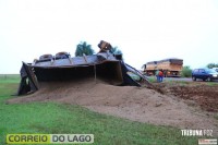 Caminhão Bitrem fica destruído após acidente no interior de Itaipulândia