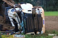 Caminhão Bitrem fica destruído após acidente no interior de Itaipulândia