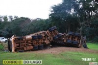 Caminhão Bitrem fica destruído após acidente no interior de Itaipulândia