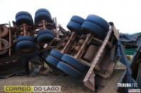 Caminhão Bitrem fica destruído após acidente no interior de Itaipulândia