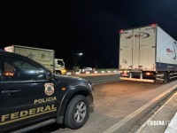 Policia Federal prende 5 pessoas em dois caminhões com mercadorias contrabandeadas na BR-277