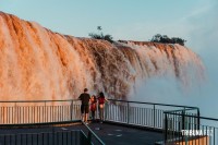 Pais moradores da região não pagam para visitar o Parque Nacional do Iguaçu no Dia dos Pais